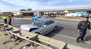 Edirne’de bariyere çarpan otomobilin sürücüsü yaralandı