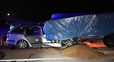 Edirne’de Bulgar plakalı otomobil traktöre çarptı; koca öldü, eşi yaralandı