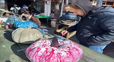 Edirne’de ressamlar Balkan geleneği ‘Bocuk Gecesi’ için kabakları boyadı