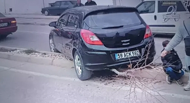 El freni çekilmeyen otomobil, araca ve ağaca çarptı; sürücü yaralandı