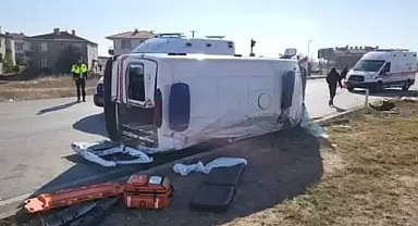 Hasta taşıyan ambulansla otomobil çarpıştı: 3'ü sağlık çalışanı, 7 yaralı