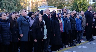 Vali Uğur Turan Bayrak Töreninde Öğrencilerle Buluştu