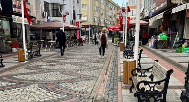 Babaeski'de Adil Onat Caddesi'nde Yeni Çöp Kovaları Yerleştirildi