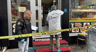 Bıçakla eşini ağır yaralayıp, yanındaki erkeği öldürdü