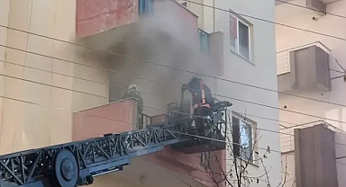 Çakmakla oynayan çocuk yangın çıkardı, 2 kişi dumandan etkilendi