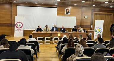 ECZACILIK FAKÜLTESİNDE 'ECZACILIK VE YÖNETİCİLİK' KONULU SÖYLEŞİ
