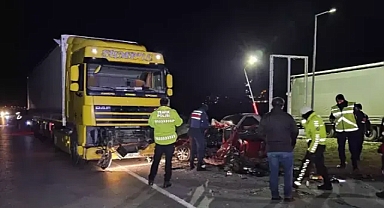 Edirne'de TIR'la çarpışan otomobilin sürücüsü öldü; kaza kamerada