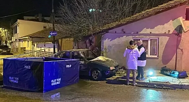 Eve çarpıp alev alan otomobilde ölen 4 kişinin kimlikleri belli oldu