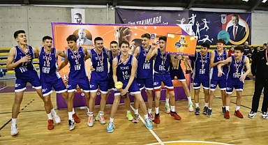 Gökhan Teksöz Basketbol Turnuvası'nda Tofaş Şampiyonluk Kupasını Kaldırdı!