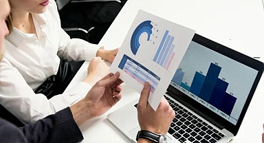 Kasım 2024'te BIST 100 Endeksi Yatırımcısını Sevindirdi