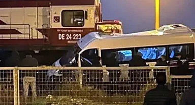 Kırklareli Babaeski'de Yük Treni Minibüse Çarptı: 2 Yaralı
