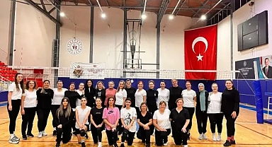 Kırklareli'de 'Evinin Sultanları' Voleybol Turnuvası Rekabet ve Eğlenceyi Birleştirdi