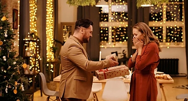 Sizde Evde Romantik Yılbaşı Gecesi Geçirmek İstiyor Musunuz? İşte Adım Adım Hazırlık Rehberiniz!