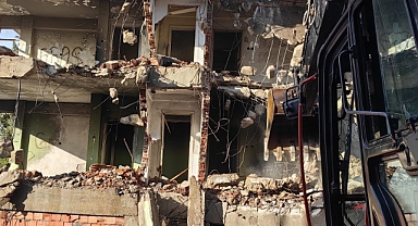 Süleymanpaşa Belediyesi Metruk Binaların Yıkımına Başladı