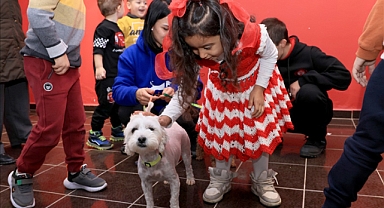 ÜNİVERSİTEMİZDE DÜNYA ENGELLİLER GÜNÜNE ÖZEL ETKİNLİK: EĞİTİMLİ KÖPEKLERLE SICAK BULUŞMA