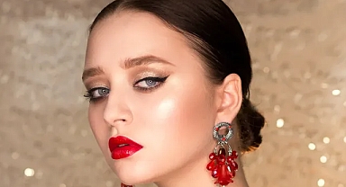 Yeni Yıl Makyajı Trendleri: Yılbaşı Gecesine Damgasını Vuracak Işıltılı ve Cesur Görünümler İçin Vazgeçilmez İpuçları!