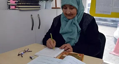 73 yaşında okuma yazma öğreniyor