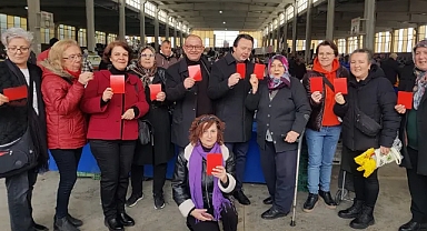 CHP'nin Kırmızı Kart Eylemi Halk Pazarı'nda Büyük İlgi Gördü