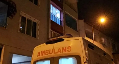 Evinin banyosunda göğsünden bıçaklanmış halde ölü bulundu