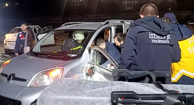 Hafif ticari araç ile otomobil çarpıştı: 6 yaralı