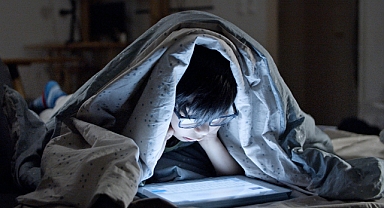 Karanlıkta Ekran Kullanımı Miyop Riskini Artırıyor!