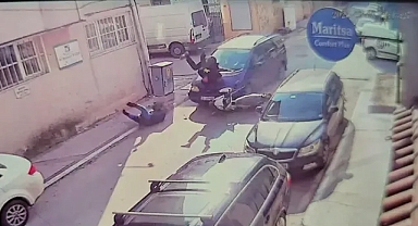 Otomobil ile motosiklet çarpıştı; 2 yaralı, kaza kamerada