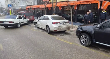 Otomobil, park halindeki 3 araca çarptı; 2 yaralı