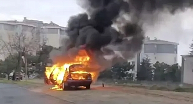 Seyir halindeyken alev alan otomobil yandı