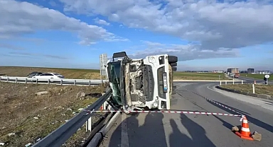 Tekirdağ'da devrilen TIR'ın sürücüsü yaralandı