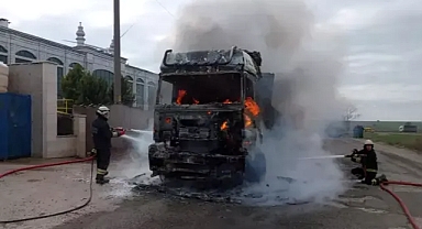 Tekirdağ'da park halindeki TIR yandı