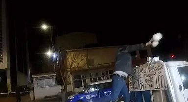 Zabıtanın satışına izin vermediği peynirleri kamyonetten attılar