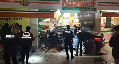 Alkollü sürücünün otomobille yayalara çarpıp, markete girdiği kaza kamerada: 3 yaralı