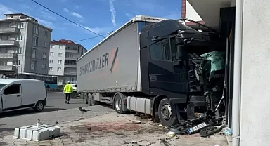 Dükkana çarpan TIR'ın şoförü yaralandı