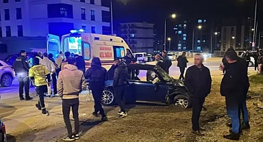 Edirne'de iki otomobilin çarpıştığı kaza kamerada: 4 yaralı