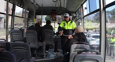 Edirne polisinden trafik denetiminde bayram şekeri ikramı