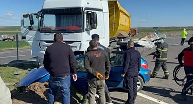Hafriyat kamyonu ile çarpışan otomobilin sürücüsü ve oğlu yaralandı