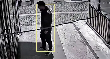 İş yerinin camını beton kalıpla kırıp, tablet ve cep telefonları çaldı; o anlar kamerada