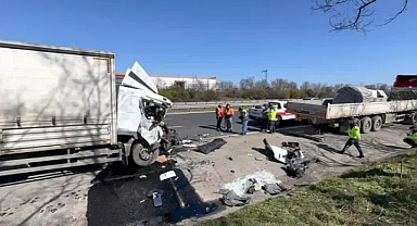 Kamyon, park halindeki TIR'a çarptı; iki araç arasında sıkışan şoför öldü