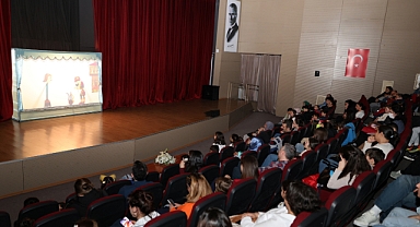 KARAGÖZ VE HACİVAT ÇERKEZKÖYLÜ ÇOCUKLAR İÇİN SAHNELENDİ