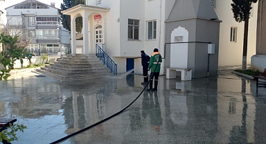 Keşan Belediyesi, Ramazan Bayramı Öncesinde Cami Ve Mezar Alanlarında Temizlik Çalışması Yapıyor