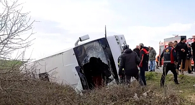 Keşan'da öğrenci servis midibüsü şarampole devrildi: 27 yaralı