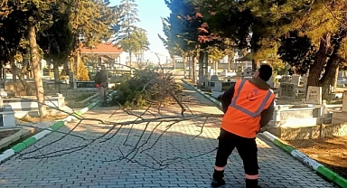 Kırklareli Belediyesi'nden Ramazan Bayramı Öncesi Mezarlıklarda Temizlik Seferberliği