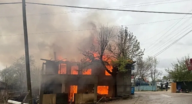 Kışlacık Köyü'nde Korkutan Yangın! İki Katlı Ev Küle Döndü