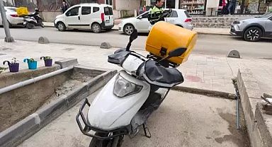 Köpeklerin kovaladığı motokuryenin motosikletinin devrildiği kaza kamerada