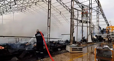 Mobilya satılan çadır alev alev yandı; söndürme çalışmalarına polis, TOMA ile destek verildi