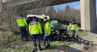 Otomobil, köprü ayağına çarptı; Sırp dansçı öldü, 3 arkadaşı yaralı