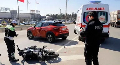 Otomobille çarpışan motosikletin ehliyetsiz ve kasksız sürücüsü ağır yaralandı