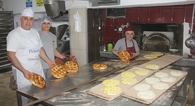 Ramazan Ayının Vazgeçilmezi: Sıcak Pide Kuyrukları