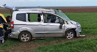 Takla atan hafif ticari araçtaki 4 kişi yaralandı