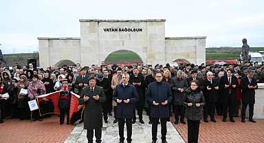 TRAKYA'da 18 Mart Coşkusu Edirne Asker Hastanesi Şehitliği'ndeki Anma Töreni